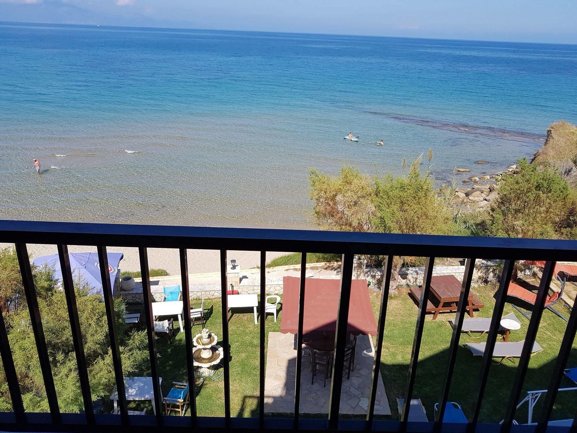 Kavos Psarou & דירה